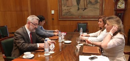 Antonio Ávila y Diego Valderas, durante su reunión con Fátima Báñez el pasado verano.