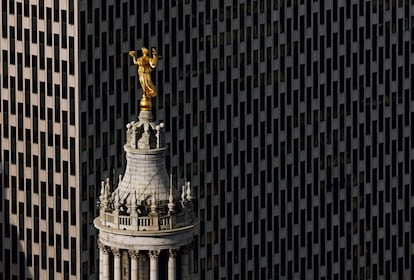 Esta estatua ocupa la cúpspide del Jacob K. Javits Federal Office Building, uno de los edificios oficiales más mediocres de la ciudad. La figura femenina simboliza la reputación cívica de Nueva York y blande hacia el cielo una corona dividida en cinco almenas, una por cada distrito de la ciudad.