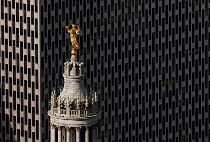 Esta estatua ocupa la cúpspide del Jacob K. Javits Federal Office Building, uno de los edificios oficiales más mediocres de la ciudad. La figura femenina simboliza la reputación cívica de Nueva York y blande hacia el cielo una corona dividida en cinco almenas, una por cada distrito de la ciudad.