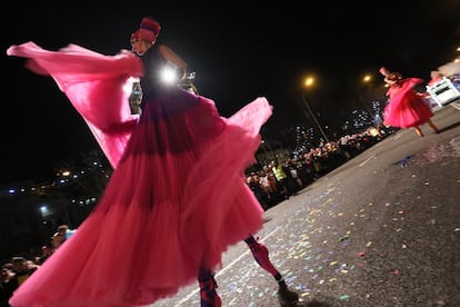 Una pareja de bailarinas durante la cabalgata de Madrid.