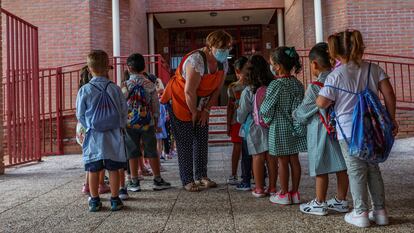 Los alumnos vuelven a las clases este jueves en el colegio Aquisgrán en Toledo.