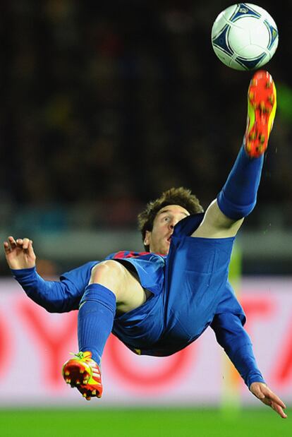 Messi intenta un remate acrobático en la semifinal del Mundial de Clubes