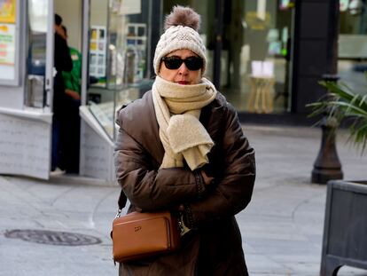 Una mujer pasea por Salamanca bien abrigada, este miércoles.