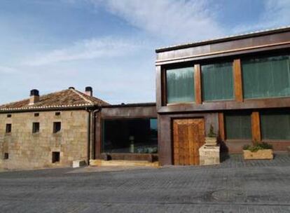 Fachada del hotel rural La Herrería, en Villanueva de Henares, proyectado por el arquitecto César Cubillas.