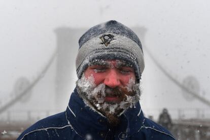 Un caminante en el puente de Brooklyn, Nueva York (EE UU), el 4 de enero de 2018.