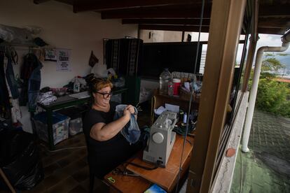 Karla Tovar, en su taller, cose un bucket hat con jeans viejos, el 15 de julio de 2022.