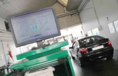 Autom&oacute;vil realizando la Inspecci&oacute;n T&eacute;cnica de Veh&iacute;culos