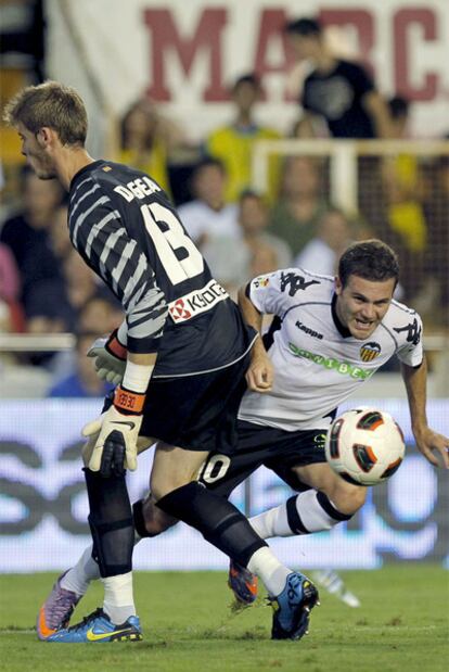 Mata cae en el área del Atlético ante De Gea.