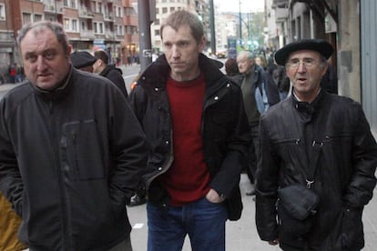 Rufi Etxeberria, flanqueado por Julen Aginako y Taxio Erkizia, en una protesta en Bilbao.