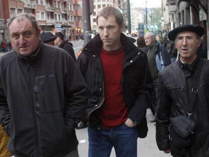 Rufi Etxeberria, flanqueado por Julen Aginako y Taxio Erkizia, en una protesta en Bilbao.