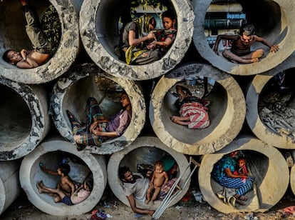 ‘La vida en el círculo’, de Faisal Azim, ganador del premio ‘Paisaje urbano’ Atkins 2014. Un grupo de vagabundos es retratado viviendo en los huecos de varios tubos de cementos en Bangladesh, donde más de 900.000 personas viven sin techo y donde cada día se denuncian torturas físicas, mentales e incluso sexuales contra estas personas en centros de acogida.