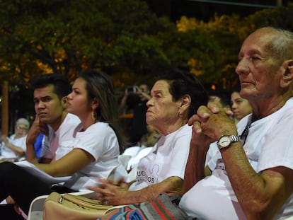 Familiares durante un acto por los 20 años de la desaparición de siete funcionarios de la fiscalía de Colombia, en Valledupar.