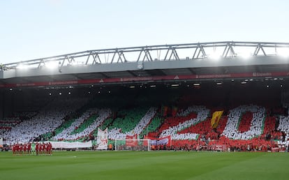 Los aficionados del Liverpool muestran un tifo en honor al fallecido Diogo Jota.