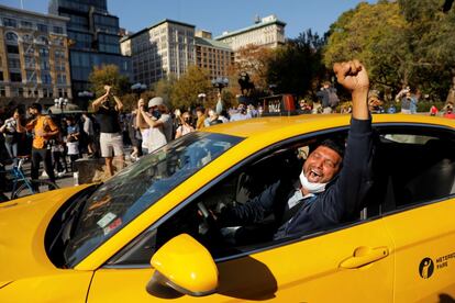Un taxista levanta el puño mientras seguidores de Biden y Harris celebran la victoria demócrata en Nueva York.