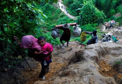 Refugiados musulmanes rohinyá suben una colina después de atravesar la frontera entre Bangladesh y Myanma, en el Bazar de Cox (Bangladés).