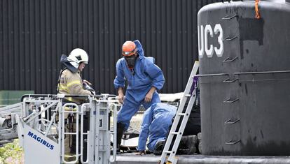 T&eacute;cnicos de la polic&iacute;a danesa revisan el domingo el submarino Nautilus UC3 en Copenhagen.