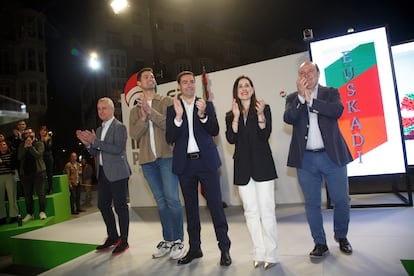 En el centro de la imagen, el candidato a ‘lehendakari’ del PNV, Imanol Pradales, durante el arranque de la campaña electoral del PNV, este jueves en Vitoria.