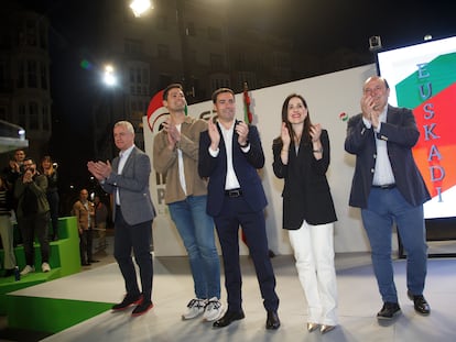 En el centro de la imagen, el candidato a ‘lehendakari’ del PNV, Imanol Pradales, durante el arranque de la campaña electoral del PNV, este jueves en Vitoria.