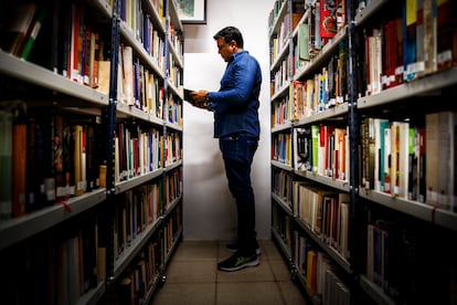 Mario consulta un libro en la biblioteca de la prisión de Estremera (Madrid)