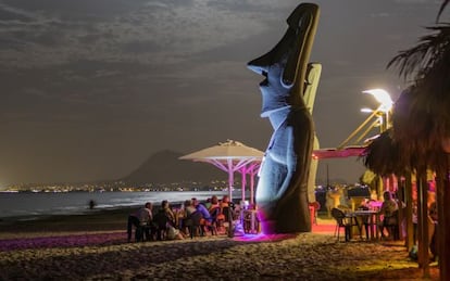El 'beach club' Oli-ba-ba, en su nueva ubicación en la playa de l’Aigua Morta, en Oliva (Valencia).