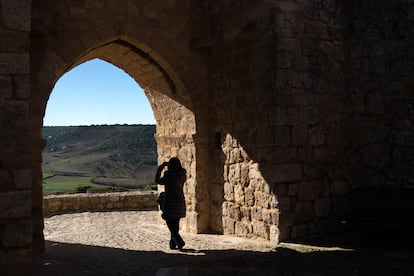 Una turista toma una foto en una de las puertas de Urueña.