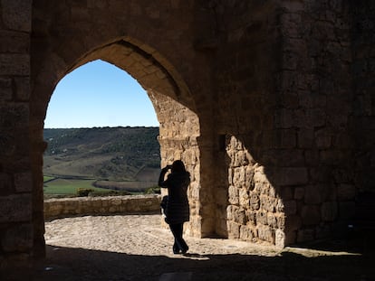 Una turista toma una foto en una de las puertas de Urueña.