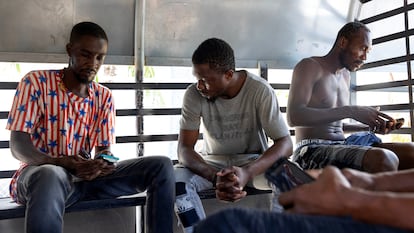 Haitianos que fueron detenidos en redadas de autoridades migratorias, son trasladados en Haina (República Dominicana), el 7 de octubre.