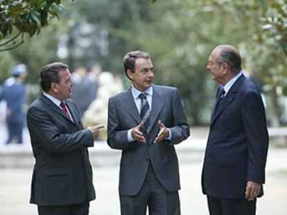 Gerhard Schröder, José Luis Rodríguez Zapatero y Jacques Chirac, durante un paseo por los jardines de La Moncloa.