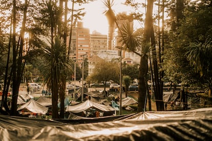 La comunidad Emberá de Bogotá retornó al Parque Nacional el 29 de mayo de 2025, pidiendo de nuevo ser escuchados. Una reciente orden judicial obligó a la Alcaldía de Bogotá a reubicar a esta comunidad en un plazo de 90 días. El Tribunal dio tres meses para realojar a unas 900 personas y garantizar sus derechos en salud y una vida y vivienda digna.