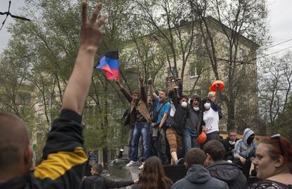 La gente saluda euf&oacute;rica a un grupo de activistas prorrusos que recorren una calle de Mariupol (Ucrania) sobre un carro de combate capturado a los militares leales al Gobierno de Kiev. 