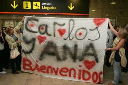 Familiares de turistas han recibido hoy a sus seres queridos en el aeropuerto de Barajas.