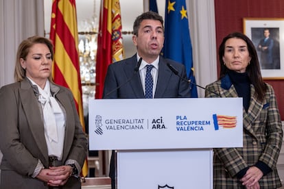 El presidente de la Generalitat, Carlos Mazón, con la vicepresidenta, Susana Camarero (izquierda), y la consellera de Hacienda y Economía, Ruth Merino, durante su comparecencia de este lunes.