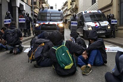 Una sentada delante de la comisaría de los Mossos, en Girona.