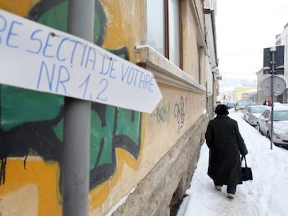 Una mujer se dirige a su colegio electoral en la ciudad de Cluj, al noroeste de la capital rumana, Bucarest.