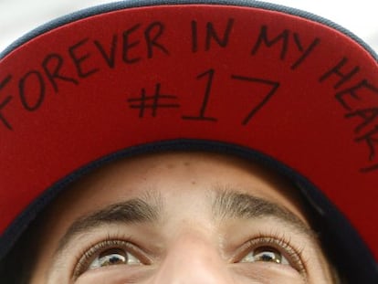 Ricciardo, en Hungaroring, lleva una gorra con una inscripción en homenaje a Bianchi.