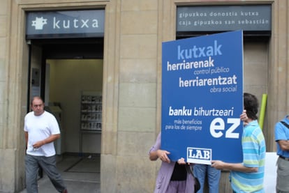 Miembros del sindicato LAB se manifestaron el miércoles contra la fusión fría de las cajas vascas en San Sebastián.