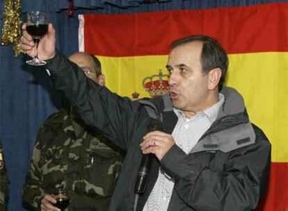 El ministro de Defensa, José Antonio Alonso, durante el brindis con las tropas españolas en la Base Europa, en Mostar.