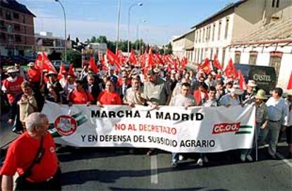 Cabeza de la marcha que ha partido hoy desde Córdoba para protestar contra el <i>decretazo</i>. En el centro los líderes de CC OO, José María Fidalgo, y UGT, Cándido Méndez.