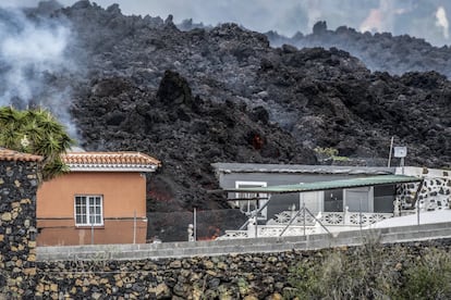 Lava del volcán sobre dos edificaciones en El Paso. Según el Consorcio de Compensación de Seguros, el 6 de octubre se habían tramitado 464 solicitudes de indemnización en virtud de la pérdida de “viviendas, automóviles y algunos comercios y hoteles”.