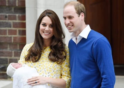 El Príncipe Guillermo de Gran Bretaña, Duque de Cambridge, y su esposa Catherine, Duquesa de Cambridge, posan con su hija recién nacida frente al Lindo Wing en el Hospital St. Mary en Paddington, al oeste de Londres, Gran Bretaña, el 2 de mayo de 2015.