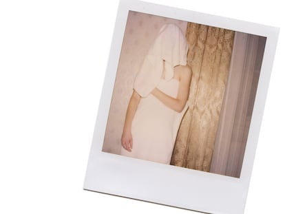 Polaroid de una chica con la cabeza envuelta en una toalla.