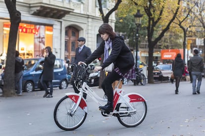 Una noia prova una de les bicicletes elèctriques del Bicing.