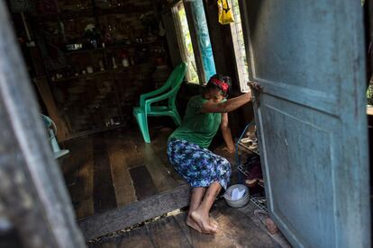 Los familiares de Than Than Ei reclaman que la policía no hizo nada para ayudarla cuando supieron de su caso. En dos ocasiones, los vecinos se quejaron pero el oficial del distrito —un pariente de los presuntos abusadores— no hizo nada al respecto. En la imagen, Than Than Ei en casa de unos familiares en el sur de Yangon, donde se está recuperando de sus heridas.