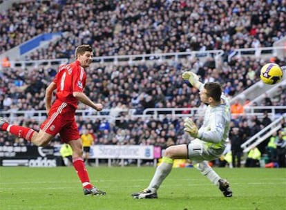 El capitán del Liverpool anota un gol ante el Newcastle