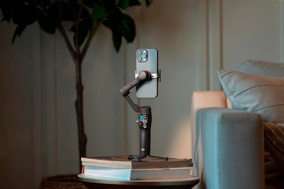 Nuevo DJI Osmo Mobile 8 colocado en una mesa