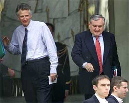 Arriba, Jean-Pierre Raffarin (derecha) y Dominique de Villepin, en El Elíseo.