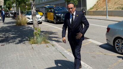 El presidente del Parlament, Josep Rull, a su llegada al tanatorio de Sant Grervasi de Barcelona. / ALEJANDRO GARÍA (Efe)