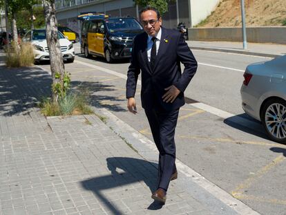 El presidente del Parlament, Josep Rull, a su llegada al tanatorio de Sant Grervasi de Barcelona. / ALEJANDRO GARÍA (Efe)
