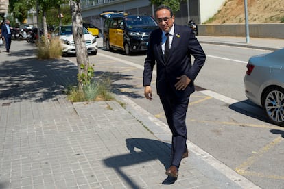 El presidente del Parlament, Josep Rull, a su llegada al tanatorio de Sant Grervasi de Barcelona. / ALEJANDRO GARÍA (Efe)