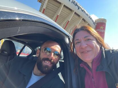 Marga Adrover junto a su gran ídolo, el delantero Vedat Muriqi.